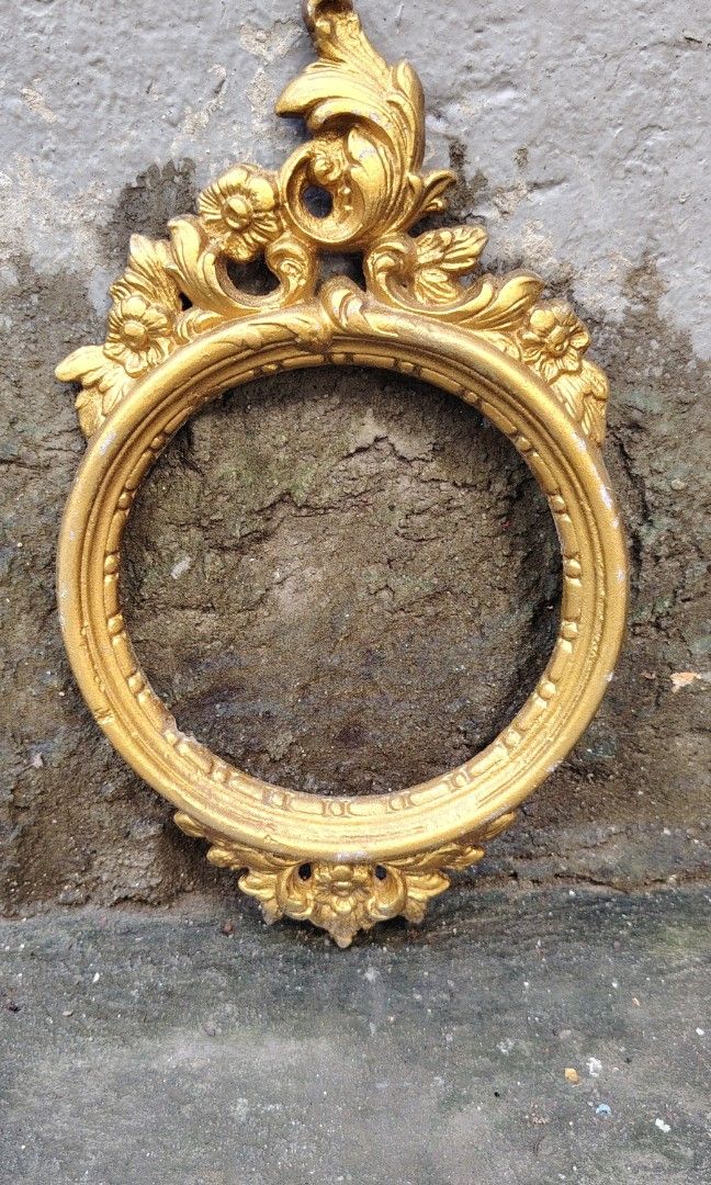 Vintage victorian frame (Category: Frames & Pictures) located in Caloocan City. Submitted by zenmountain-d8b1c0 (Listing ID 1462686848, Image 1). Description: Cod.