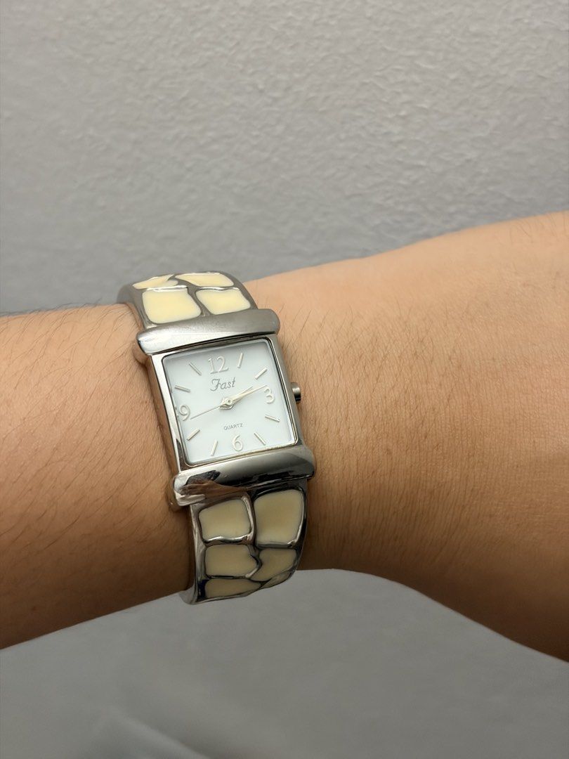 Vintage-hinged cuff fashion watch (Category: Women's Watches) located in Quezon City. Submitted by oldsoultimepiecesph (Listing ID 1462851238, Image 2). Description: Vintage -style hinged cuff fashion watch Untested.