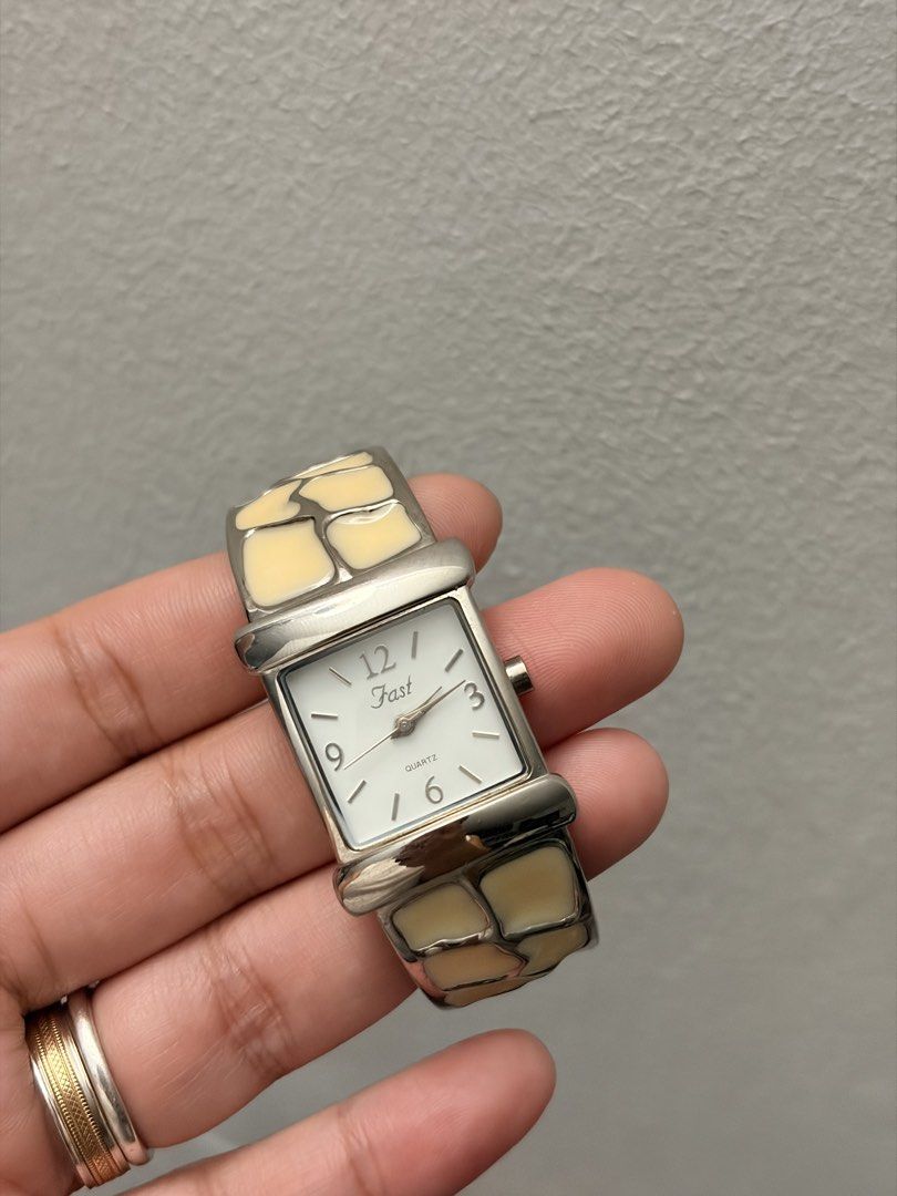 Vintage-hinged cuff fashion watch (Category: Women's Watches) located in Quezon City. Submitted by oldsoultimepiecesph (Listing ID 1462851238, Image 1). Description: Vintage -style hinged cuff fashion watch Untested.