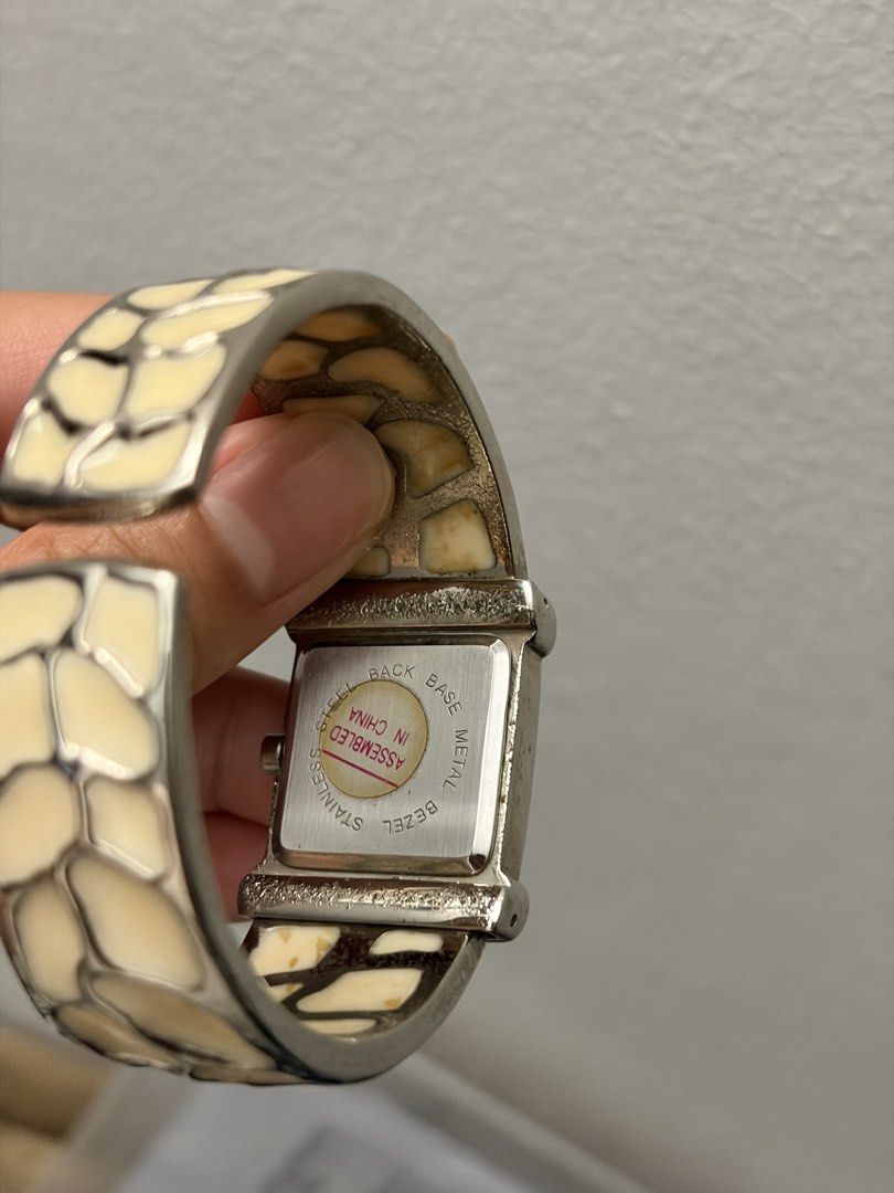 Vintage-hinged cuff fashion watch (Category: Women's Watches) located in Quezon City. Submitted by oldsoultimepiecesph (Listing ID 1462851238, Image 3). Description: Vintage -style hinged cuff fashion watch Untested.