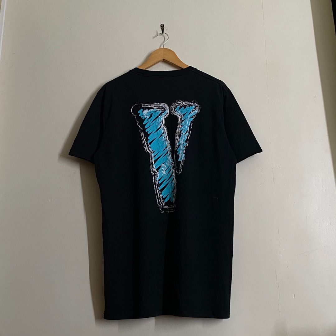Vlone Staple Scribble Tee (Category: Tshirts & Polo Shirts ) located in Rizal. Submitted by van.b (Listing ID 1462780216, Image 3). Description: Vlone Staple Scribble Tee 32” x 22” (L) ₱349 + shipping fee Heavy, beefy neckline Issue(s): Minimal hairlines Color Rate: 9.5 We are not affiliated or associated with any of the brands featured. All trademarks and copyrights belong to their respective owners. .