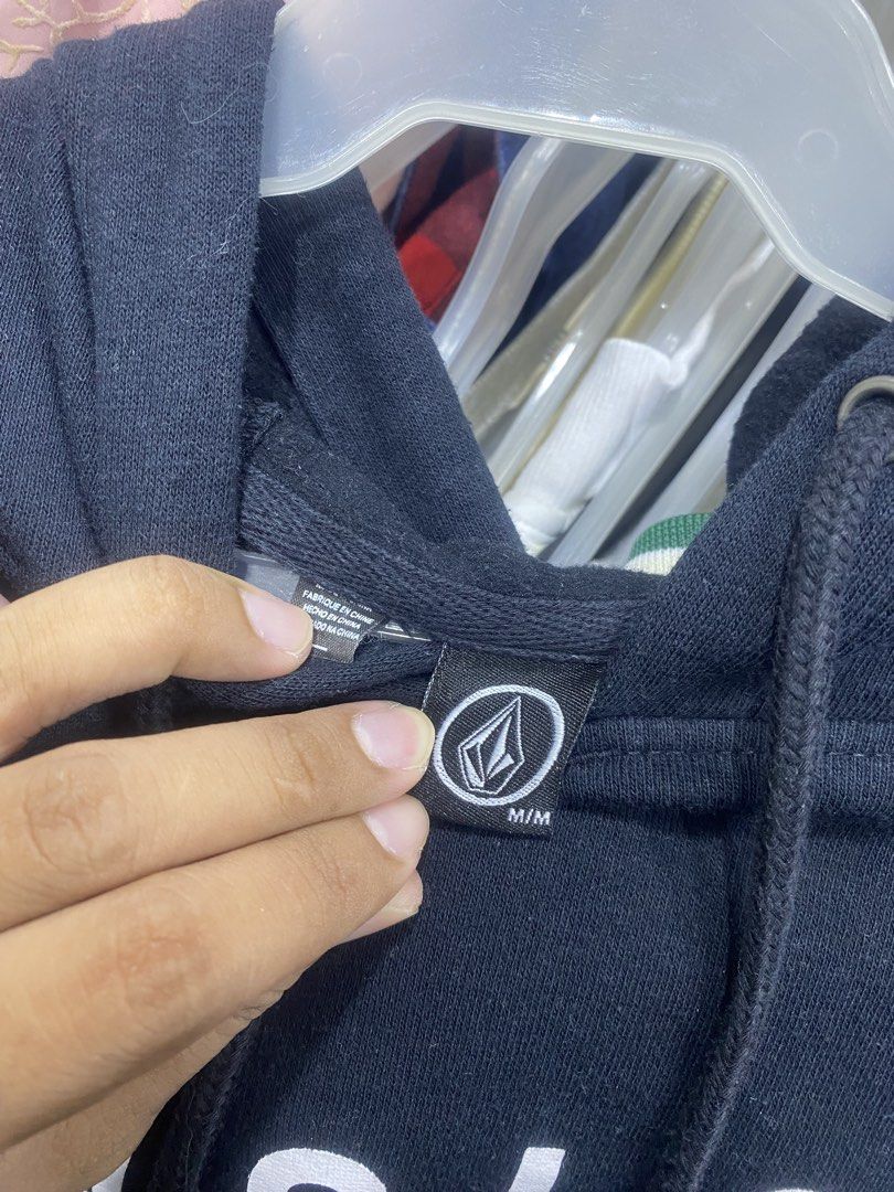 Volcom hoodie (Category: Hoodies) located in Legazpi City. Submitted by dimas_loot (Listing ID 1462837082, Image 2). Description: Volcom hoodie Size medium No issue 23x27 750.