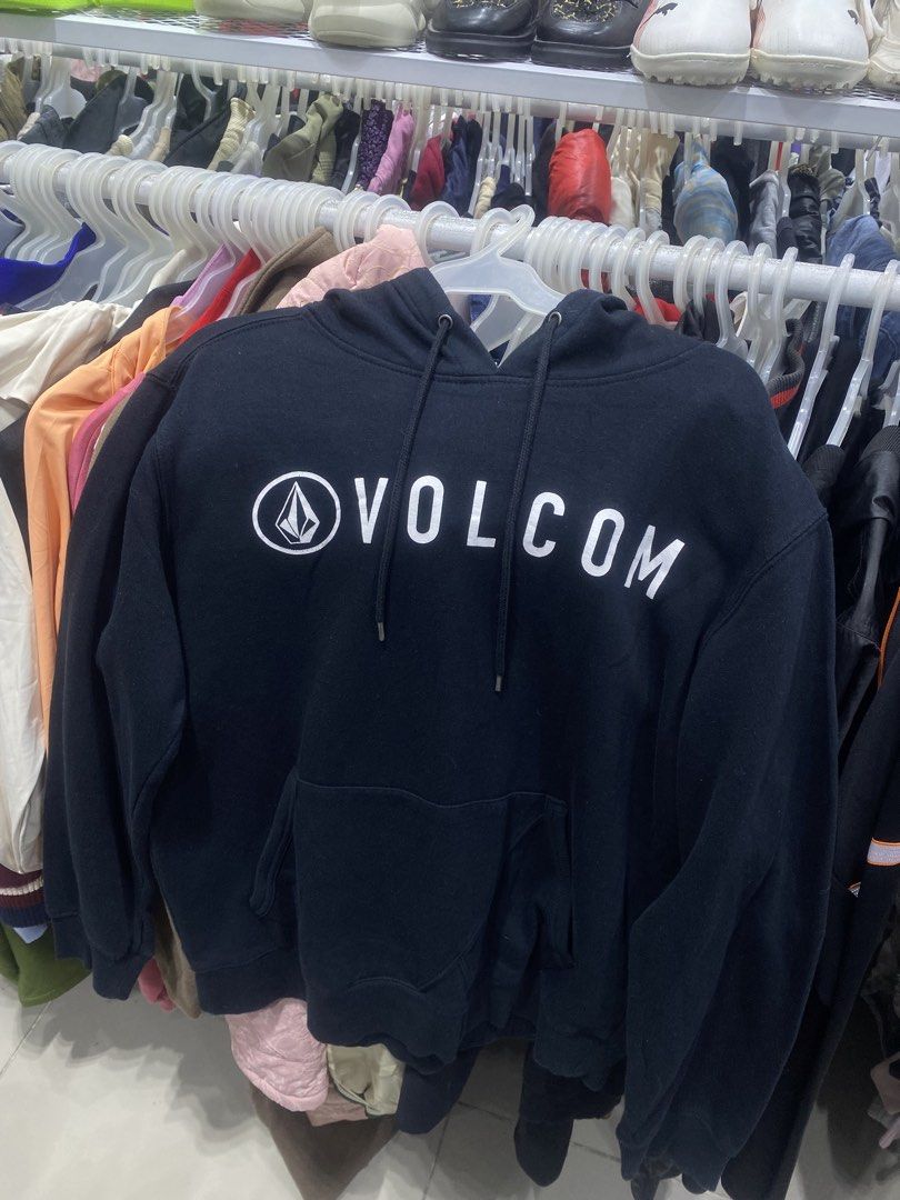 Volcom hoodie (Category: Hoodies) located in Legazpi City. Submitted by dimas_loot (Listing ID 1462837082, Image 1). Description: Volcom hoodie Size medium No issue 23x27 750.