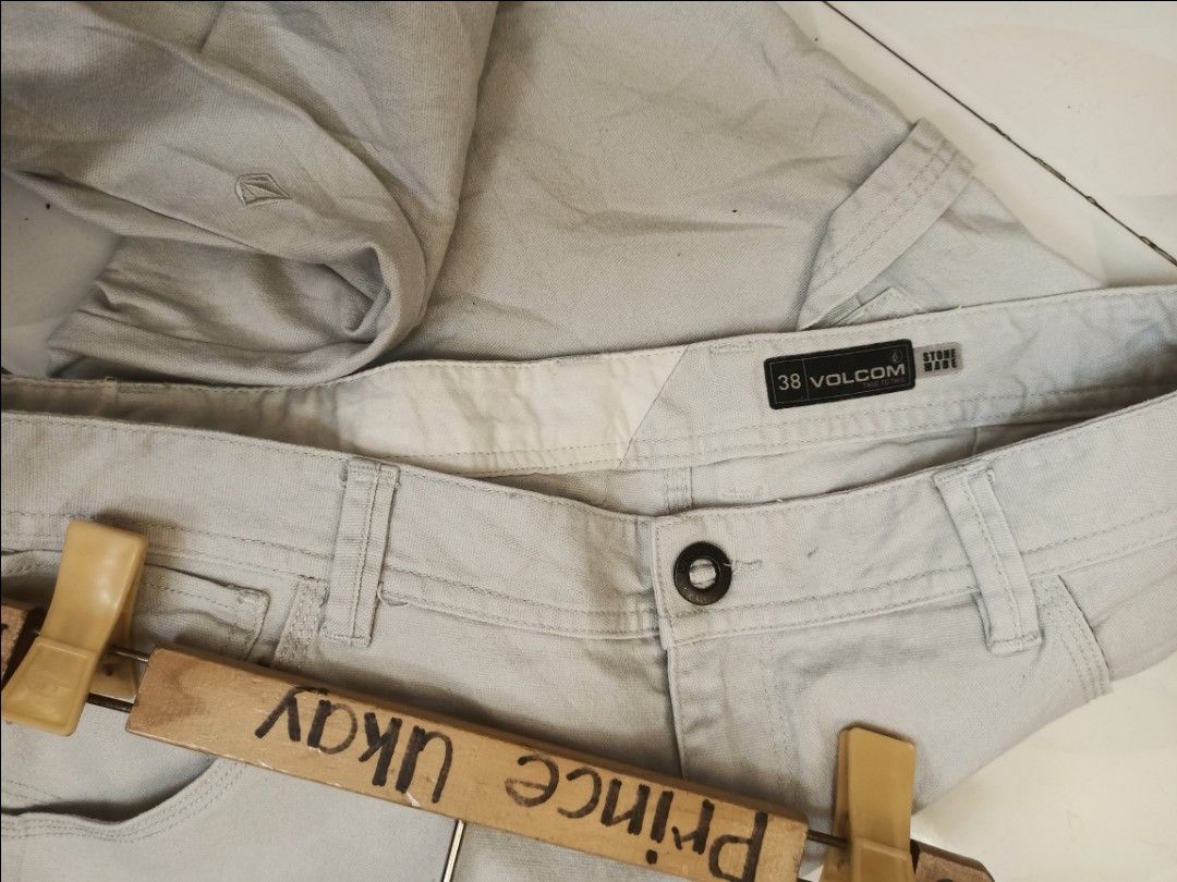 VOLCOM stone Carpenter pants (Category: Jeans) located in Lipa City. Submitted by rextumambingmagnaye6306 (Listing ID 1462749331, Image 3). Description: VOLCOM STONE CARPENTER PANTS SIZE 38 WAIST-20 INCHES TAPE MEASURE LENGTH-44 INCHES LEG OPENING-9.5 INCHES EXCELLENT CONDITION 1,250 PLUS SF LIPA CITY BATANGAS CAN DO SHIPPING NATIONWIDE VIA J&T EXPRESS NO COP/COD.