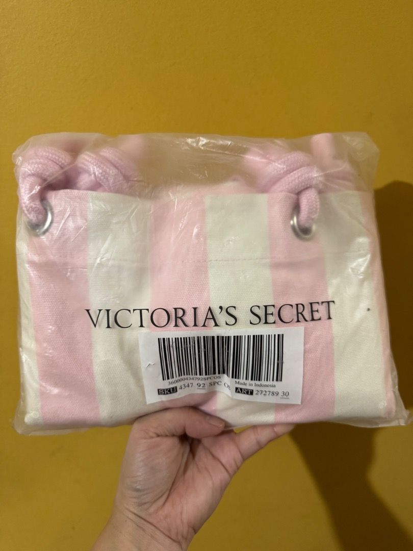 VS pink stripes tote bag (Category: Tote Bags) located in Las Pinas. Submitted by declutter.with.love (Listing ID 1462743587, Image 2). Description: Authentic .