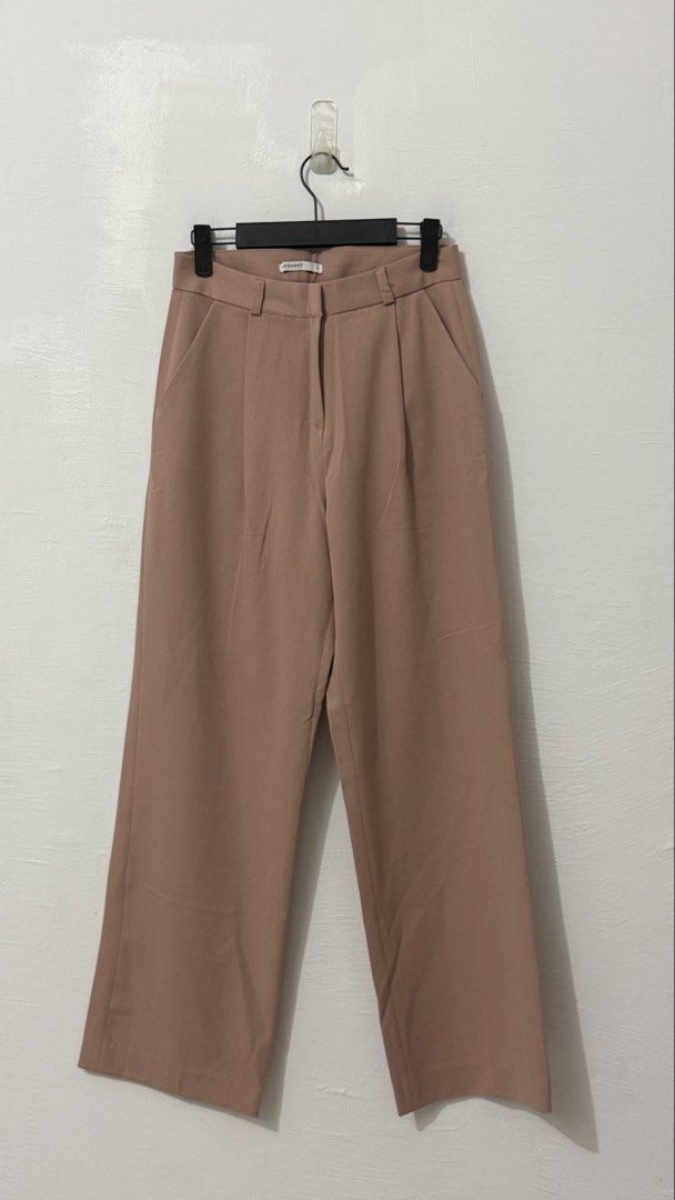 W 26-27 highwaisted trouser (Category: Other Bottoms) located in Cordova. Submitted by thedecluterrer (Listing ID 1462700651, Image 1). Description: .