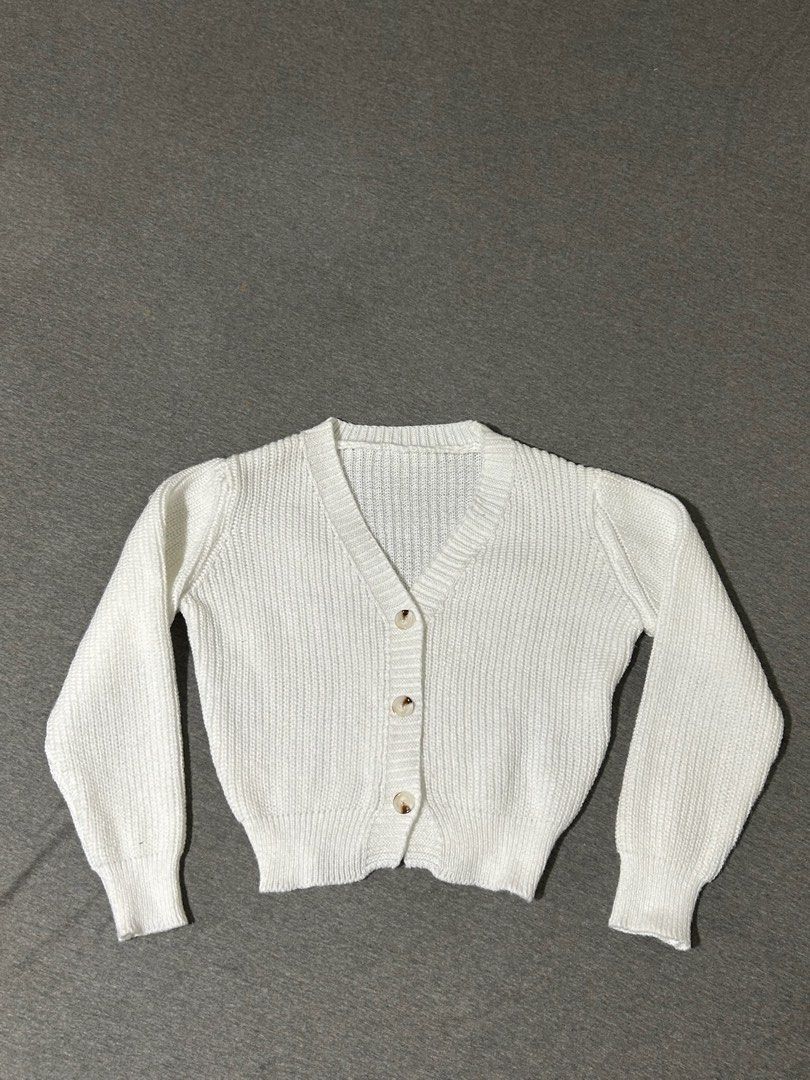 Washable Knit Long Sleeve Cardigan (Category: Longsleeves) located in Pasig City. Submitted by dkthrift__ (Listing ID 1462809413, Image 1). Description: Details Body length back: 16 3/4 in Shoulder width (seam to seam): 13 1/2 in Body width: 15 1/4 in Sleeve length (center back): 21 3/4 in Payment method: GCash Delivery method (SHOULDERED BY BUYER): Lalamove or J&T.