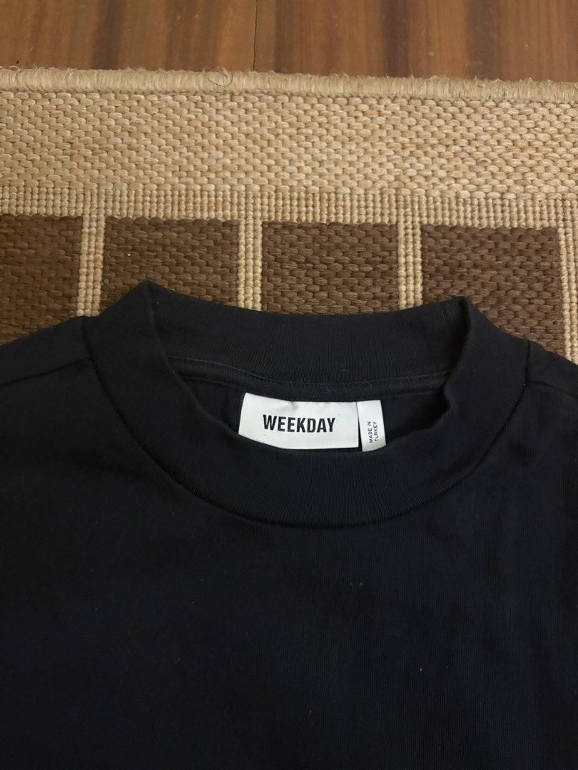 Weekday Black T-shirt (Category: Tshirts & Polo Shirts ) located in Paranaque City. Submitted by max_bully014 (Listing ID 1462864048, Image 1). Description: - Brand: Weekday - Color: Black - Origin: Made in Turkey - Style: Basic, versatile t-shirt - Ideal for: Everyday wear, easy to pair with any outfit.