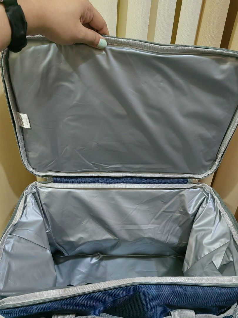 Weyoung Navy Blue Insulated Cooler Bag (Category: Food Organization & Storage) located in Makati City. Submitted by prelovedtreatedwithlove (Listing ID 1462847847, Image 2). Description: - Navy blue Weyoung cooler bag - Spacious main compartment with insulated lining - Two mesh side pockets for extra storage - Sturdy handles and zip closure - Ideal for picnics, beach trips, or keeping food cool on the go. - Big size 40x27x27cm -with strap -like n