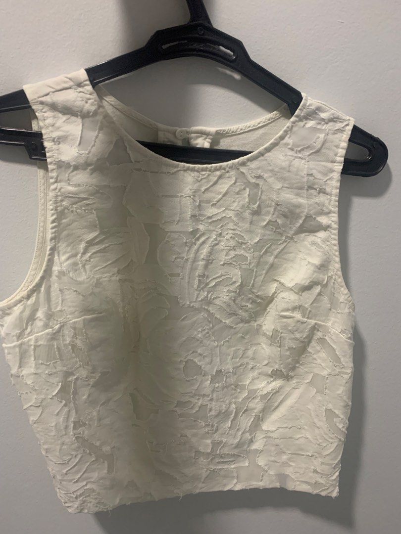 White blouse (Category: Blouses) located in Quezon City. Submitted by prelovedsaleitems (Listing ID 1462688940, Image 1). Description: .