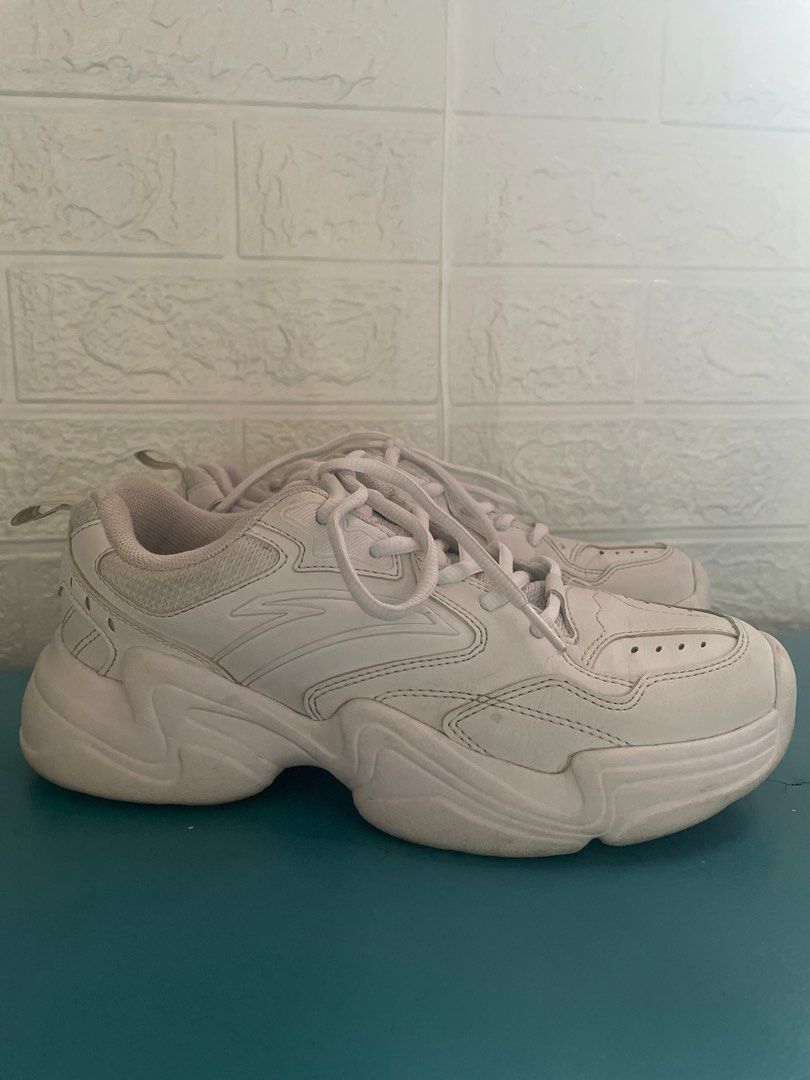 White Chunky Sneakers (Category: Sneakers) located in Manila. Submitted by xyluv (Listing ID 1462682514, Image 2). Description: - White chunky sneakers - Lace-up style - Comfortable for everyday wear - Minor scuffs from regular use - Plenty of life left - Selling as is - Size EUR 38.5/UK5/W US7.5.