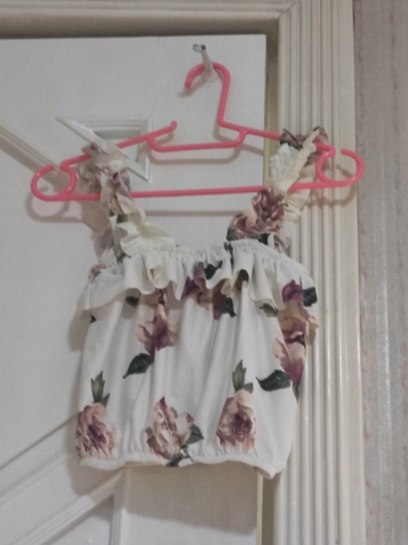 White floral crop top (Category: Sleeveless) located in Bocaue. Submitted by jessdcluters (Listing ID 1462822153, Image 2). Description: .