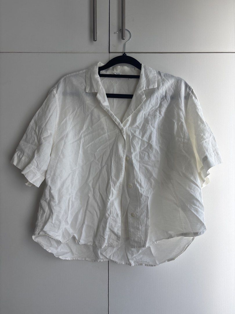 White Linen Blend Short Sleeve Button Up Shirt (Category: Shirts) located in Taguig. Submitted by roselsyyy (Listing ID 1462711401, Image 1). Description: - White short sleeve shirt - Relaxed fit - Button-up front - Curved hemline - Linen-blend appearance - Ideal for casual wear or layering.