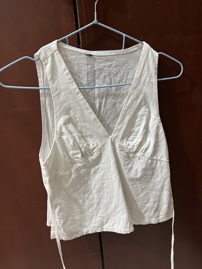 white linen tops (Category: Sleeveless) located in Cebu City. Submitted by sarstar1818 (Listing ID 1462880315, Image 2). Description: - can be tied at the back.