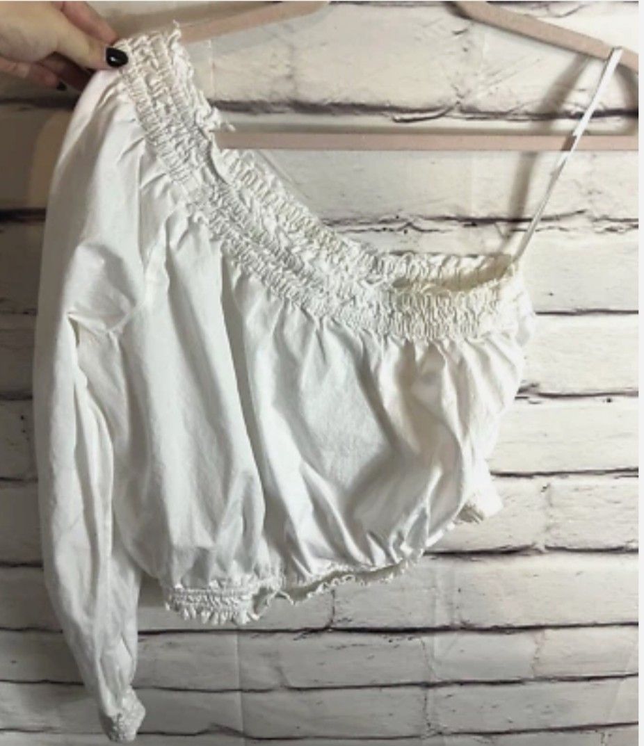 White one shoulder crop top (Category: Blouses) located in Bocaue. Submitted by jessdcluters (Listing ID 1462790098, Image 2). Description: .