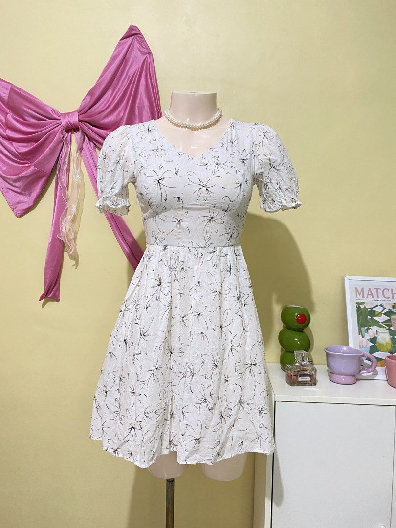WHITE PRINTED PUFFSLEEVED DRESS (Category: Dresses) located in Dasmarinas. Submitted by hannah.oakph (Listing ID 1462778720, Image 1). Description: .