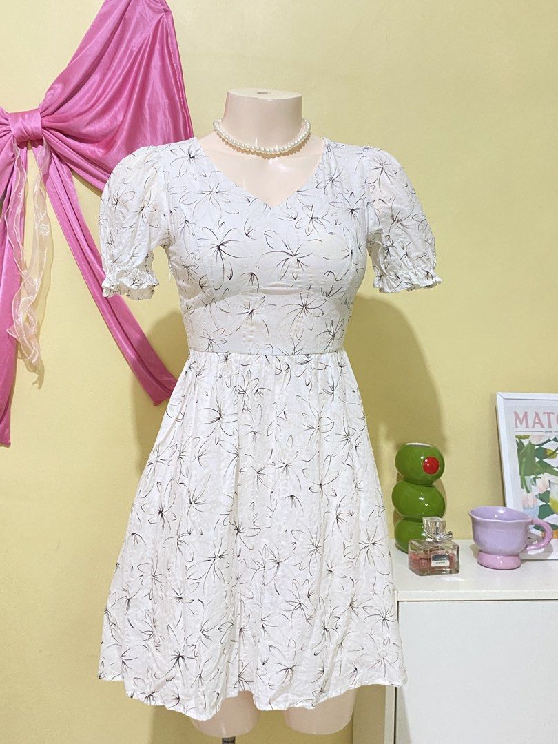 WHITE PRINTED PUFFSLEEVED DRESS (Category: Dresses) located in Dasmarinas. Submitted by hannah.oakph (Listing ID 1462778720, Image 2). Description: .