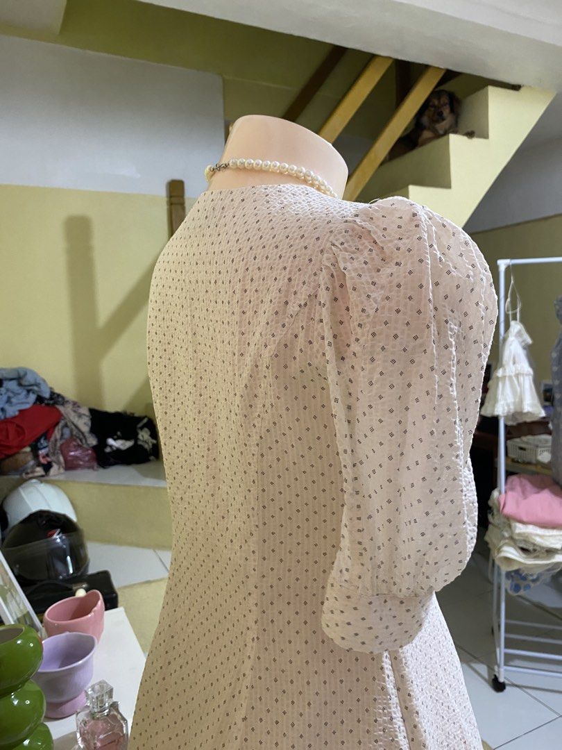 WHITE PUFFSLEEVED DRESS (Category: Dresses) located in Dasmarinas. Submitted by hannah.oakph (Listing ID 1462779823, Image 3). Description: .