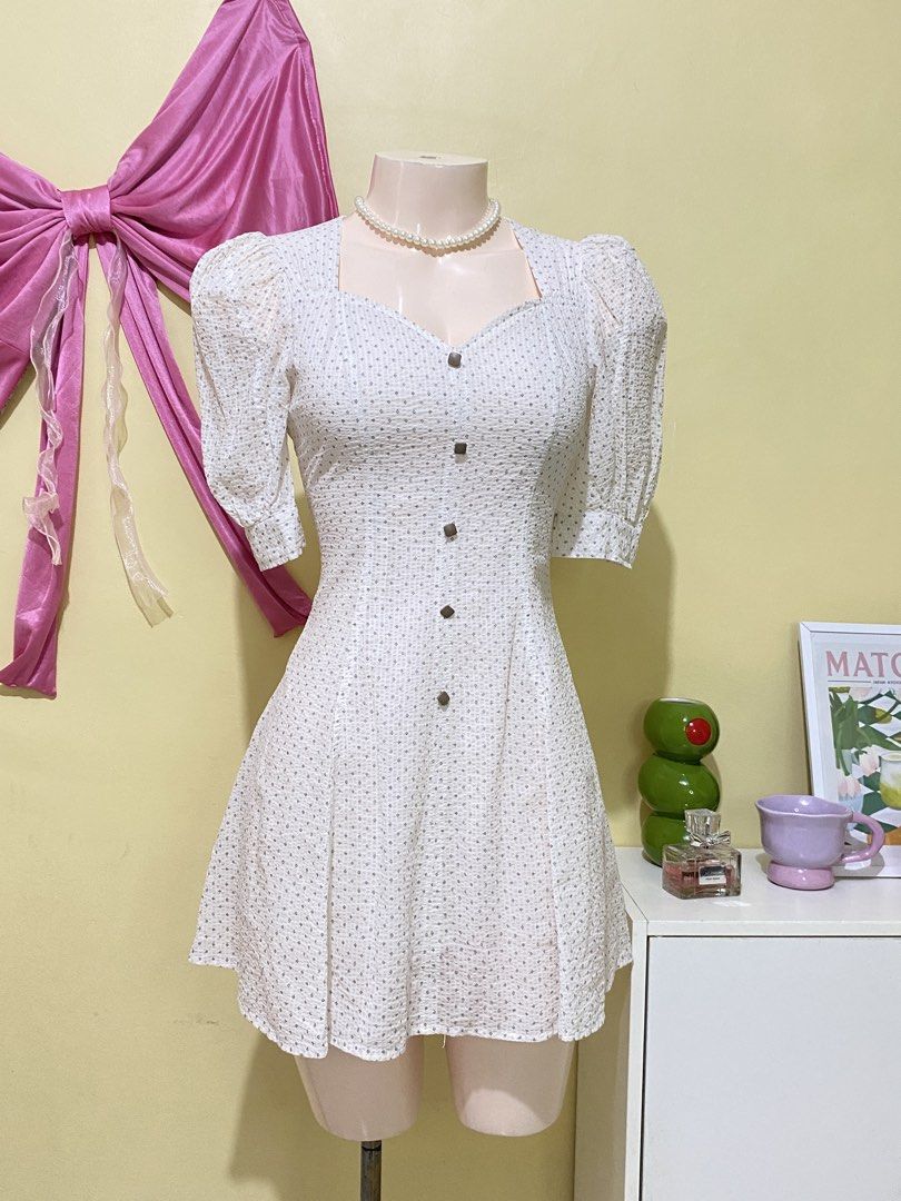 WHITE PUFFSLEEVED DRESS (Category: Dresses) located in Dasmarinas. Submitted by hannah.oakph (Listing ID 1462779823, Image 2). Description: .
