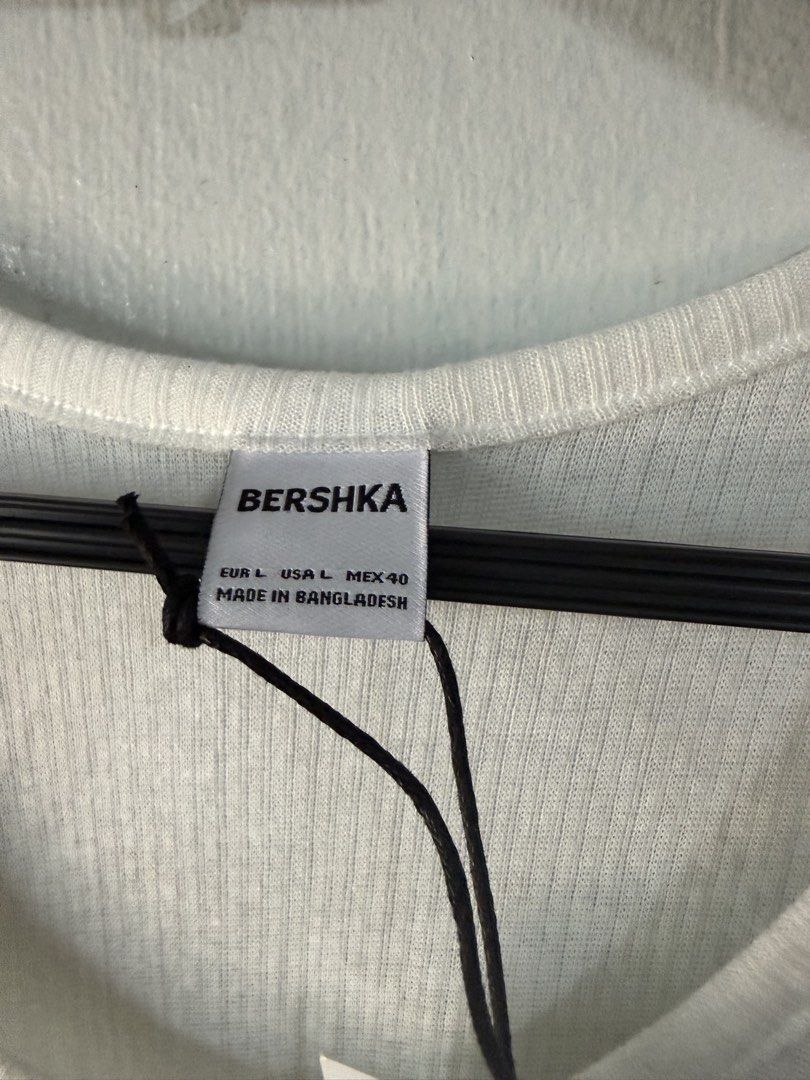 White sando (Category: Tshirts & Polo Shirts ) located in Taguig. Submitted by roxjl (Listing ID 1462710159, Image 3). Description: Bershka sando Size Large.