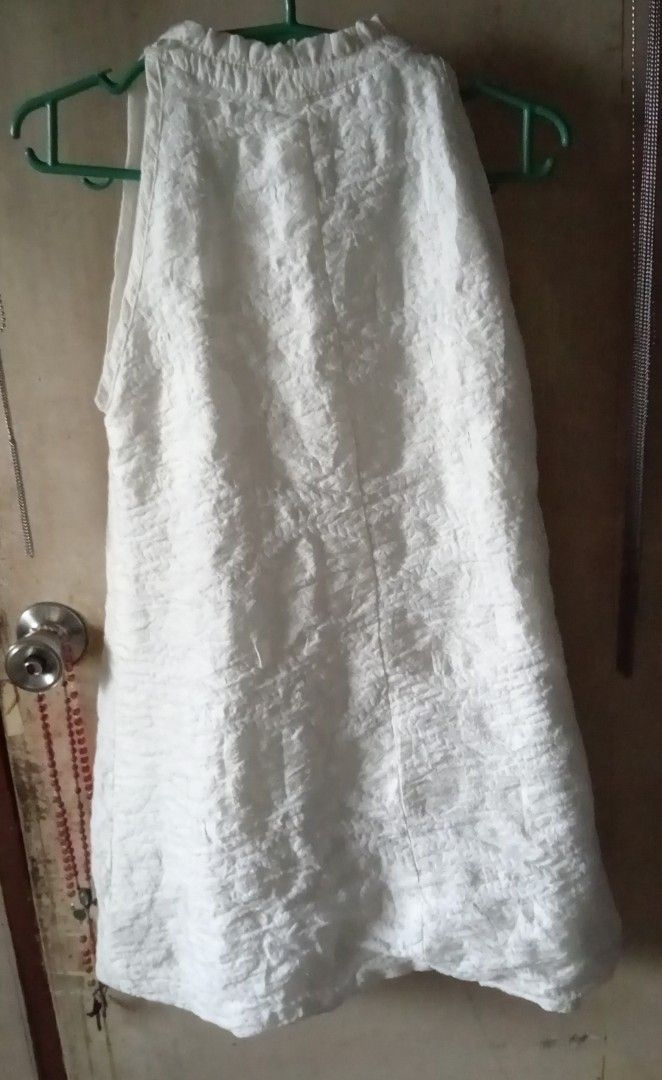 White Sleeveless Embroidered Top with High Neck (Category: Sleeveless) located in Quezon City. Submitted by chacha30.s (Listing ID 1462773716, Image 2). Description: - White sleeveless top - High neckline - Unique blue and green embroidery on the front - Textured fabric for added interest - Versatile for layering or wearing alone - Ideal for casual outings . Text me at 09277152134 . Buy na po kayo/Offer lang po kayooo.. . Bili na po/Bili na po ka