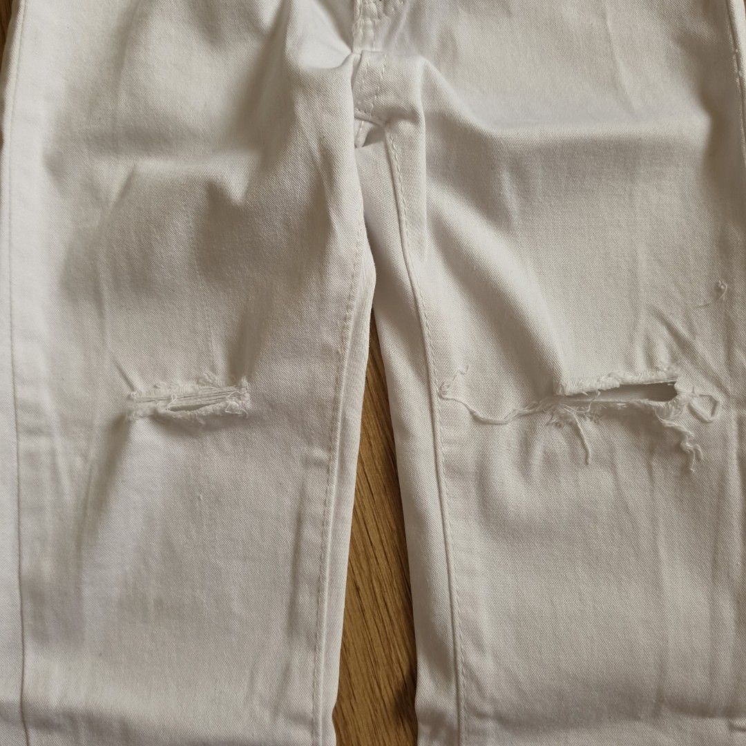 white stretchy jeans for girls (Category: Babies & Kids Fashion) located in Cebu City. Submitted by myflee_shop (Listing ID 1462682089, Image 3). Description: white stretchy jeans for girls can fit 4yrs old 150 only.