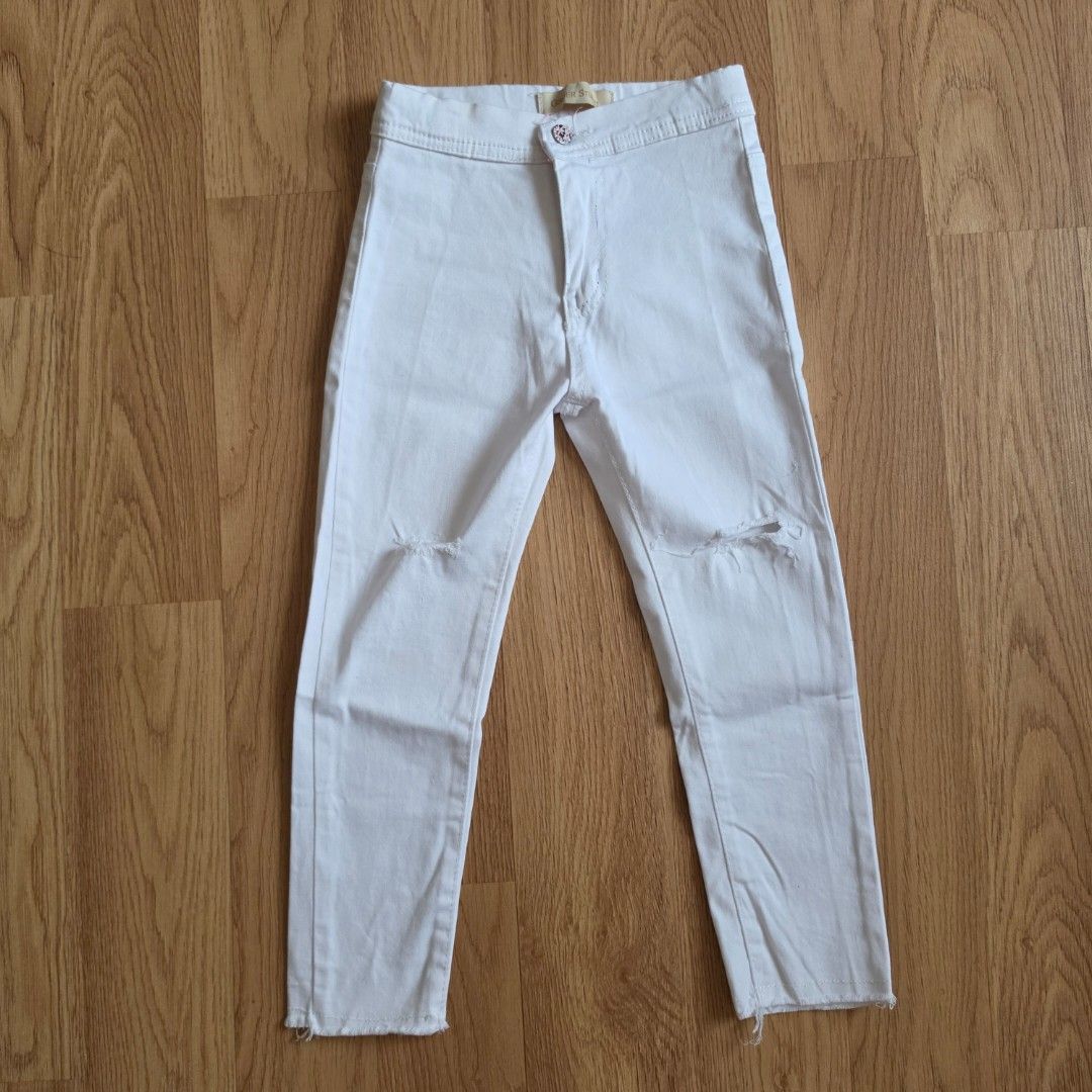 white stretchy jeans for girls (Category: Babies & Kids Fashion) located in Cebu City. Submitted by myflee_shop (Listing ID 1462682089, Image 1). Description: white stretchy jeans for girls can fit 4yrs old 150 only.