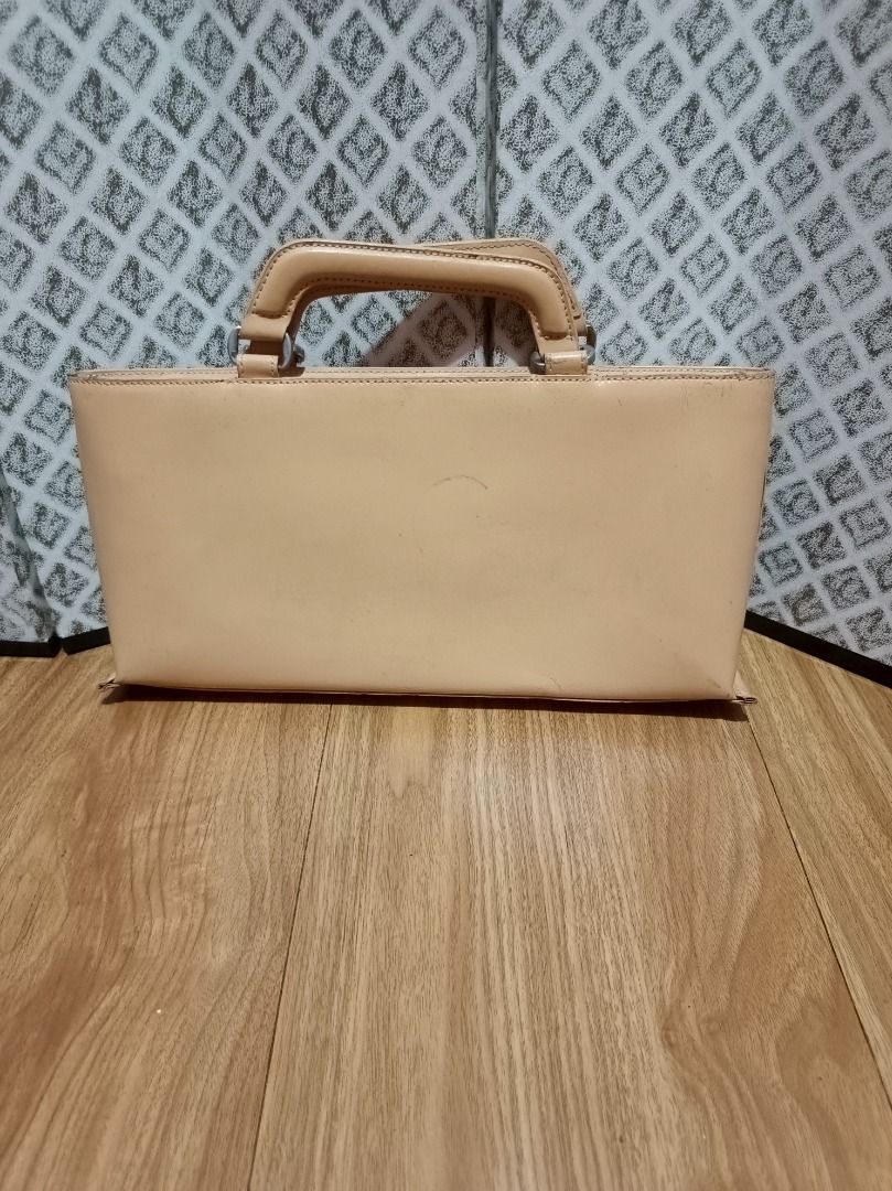 WOMEN'S HANDBAG (Category: Tote Bags) located in Makati City. Submitted by nyxhemera26 (Listing ID 1462825872, Image 2). Description: WOMEN'S HANDBAG 🚫 WITH FLAWS, SEE PHOTOS FOR THE CONDITION OF THE BAG 🚫NEEDS CLEANING - Unique diamond cutout design - Includes removable inner pouch .