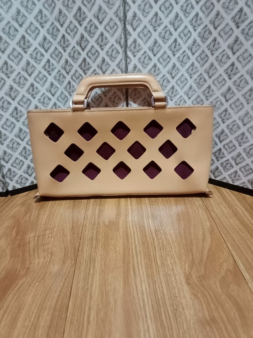WOMEN'S HANDBAG (Category: Tote Bags) located in Makati City. Submitted by nyxhemera26 (Listing ID 1462825872, Image 1). Description: WOMEN'S HANDBAG 🚫 WITH FLAWS, SEE PHOTOS FOR THE CONDITION OF THE BAG 🚫NEEDS CLEANING - Unique diamond cutout design - Includes removable inner pouch .