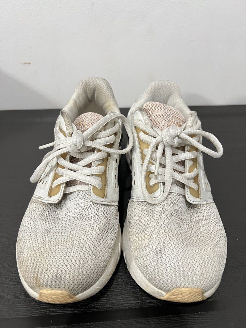 World Balance White Cross Training Shoes (Category: Sneakers) located in Manila. Submitted by olxph_67629395 (Listing ID 1462784742, Image 1). Description: original world balance size 35US pwede pang harabas/daily linisin lang babalik pa sa ayos ‘yan rfs: decluttering as is, pick up only.