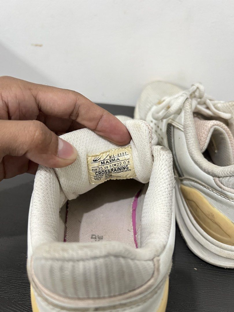 World Balance White Cross Training Shoes (Category: Sneakers) located in Manila. Submitted by olxph_67629395 (Listing ID 1462784742, Image 2). Description: original world balance size 35US pwede pang harabas/daily linisin lang babalik pa sa ayos ‘yan rfs: decluttering as is, pick up only.