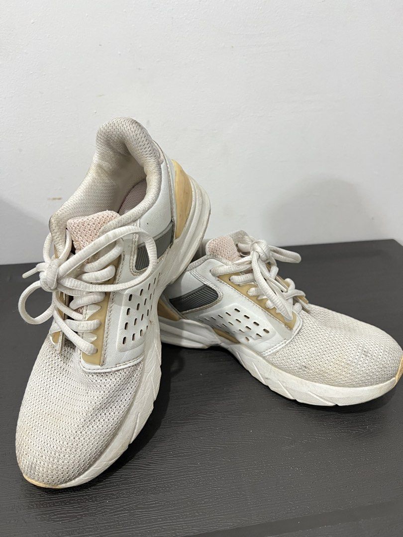 World Balance White Cross Training Shoes (Category: Sneakers) located in Manila. Submitted by olxph_67629395 (Listing ID 1462784742, Image 3). Description: original world balance size 35US pwede pang harabas/daily linisin lang babalik pa sa ayos ‘yan rfs: decluttering as is, pick up only.
