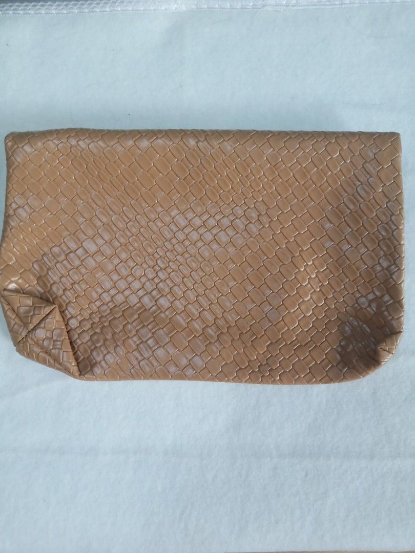 Woven Brown Clutch Bag / Handbag (Category: Clutches) located in Quezon City. Submitted by soobechan (Listing ID 1462753552, Image 2). Description: 🤎 Elegant woven brown clutch bag ✨ Classic and timeless design 👜 Perfect for parties, dinners, weddings, and casual occasions.