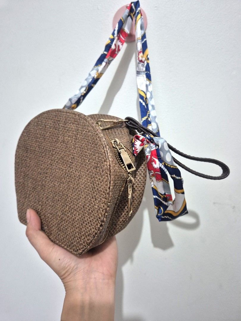 Woven Handbag (Category: Purses & Pouches) located in Manila. Submitted by mommynurse (Listing ID 1462790567, Image 2). Description: .