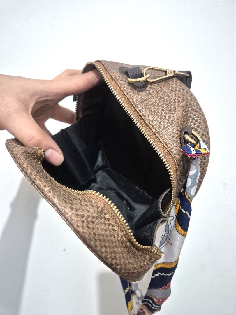 Woven Handbag (Category: Purses & Pouches) located in Manila. Submitted by mommynurse (Listing ID 1462790567, Image 3). Description: .