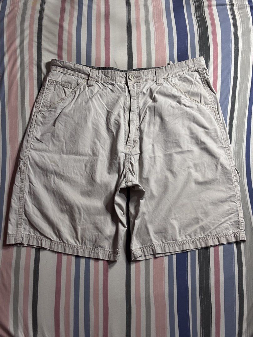 Wrangler Carpenter Jorts (Category: Shorts) located in Cabuyao City. Submitted by giothr1ft (Listing ID 1462804923, Image 2). Description: W: 38 L: 22 Condition: 10/10 Issue: Minor Paint Stain 📌Buyers will shoulder the shipping fee..