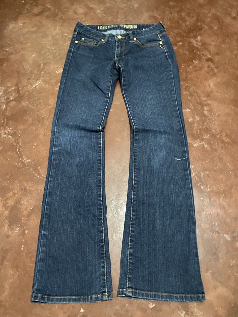 Y2k Lone Gold Premium Mid~Rise Bootcut (Category: Jeans) located in Malita. Submitted by ronnyboi (Listing ID 1462681740, Image 1). Description: Y2k Lone Gold Premium Mid~Rise Bootcut W:28 L:40 T:10 H:8.5 Mine:500.