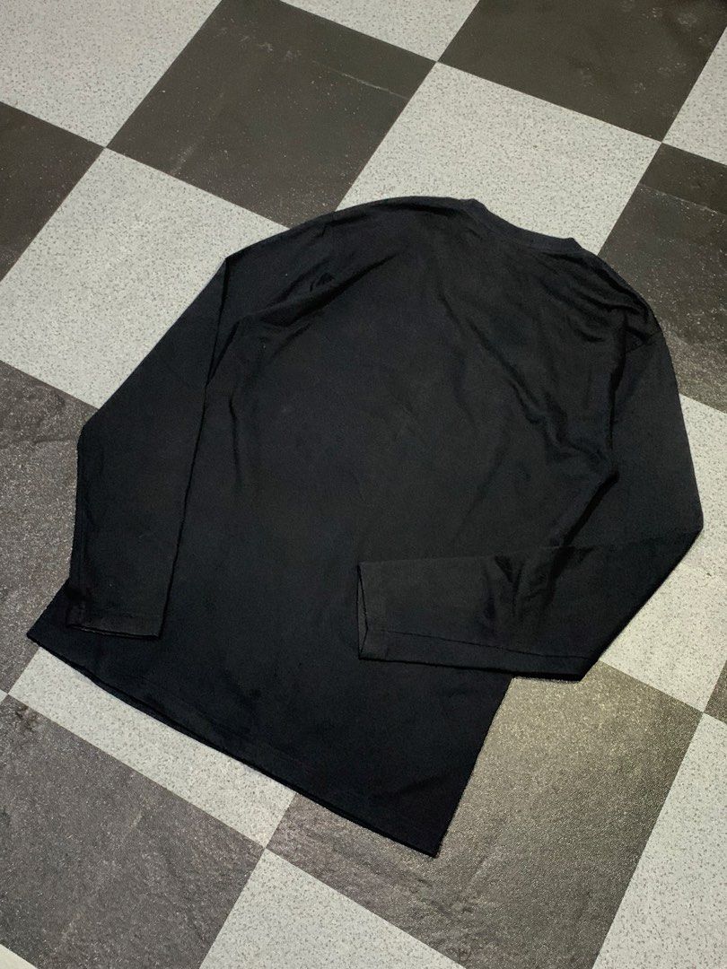 Y2k Longsleeve Underground (Category: Coats, Jackets and Outerwear) located in Angeles City. Submitted by badillajel81176 (Listing ID 1462727962, Image 2). Description: WTS –Y2K Longsleeve Underground 📏 Size: Tag size “Large“ 📏 Measurements: Width:20 Length: 29.4 💢Issue-White Mark/Washable/Minimal Crack Prints ✨ Condition: 10/10 🟦 Color Rate:10/9 📍 Pampanga Angeles City 📦 Shipping available nationwide.