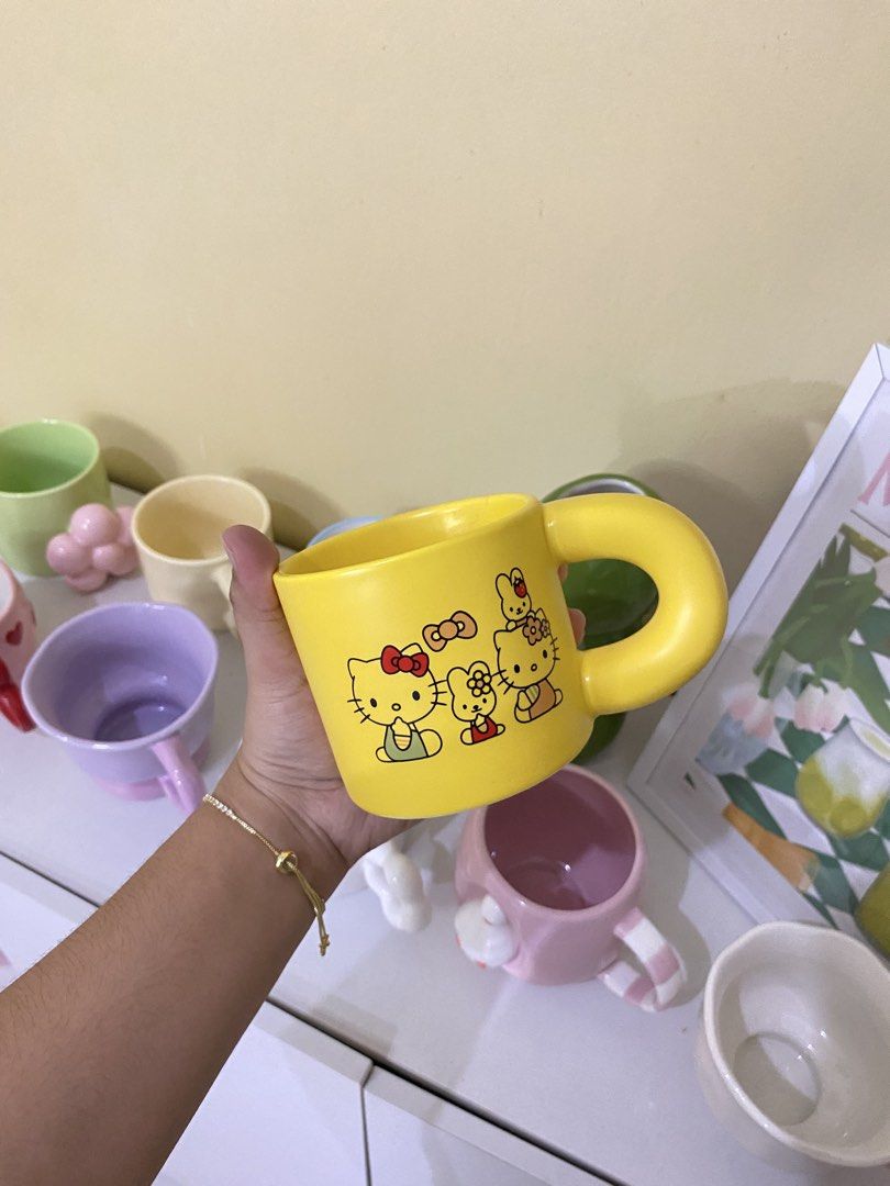 YELLOW HELLOW KITTY MUG (Category: Coffee & Tea Tableware) located in Dasmarinas. Submitted by hannah.oakph (Listing ID 1462770923, Image 1). Description: has scratch sa print.