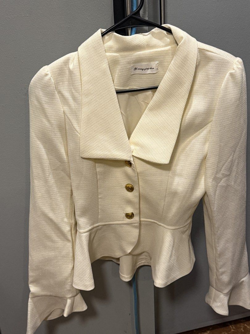 Yi wang qing shen White Peplum Blazer (Category: Coats, Jackets and Outerwear) located in Valenzuela. Submitted by declutterbychi (Listing ID 1462743628, Image 1). Description: - White peplum blazer - bought it on china pasabuys - s -semi med frame - never been used loc: valenzuela city rfs: need space sa closet.