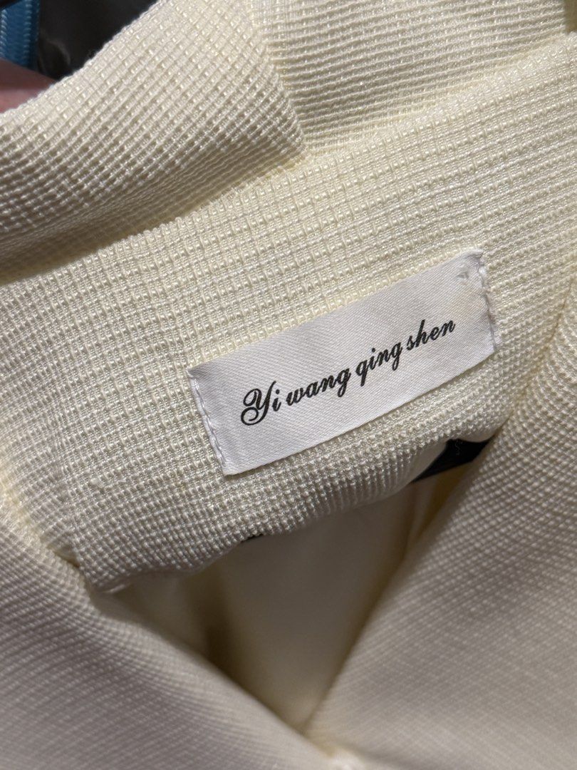 Yi wang qing shen White Peplum Blazer (Category: Coats, Jackets and Outerwear) located in Valenzuela. Submitted by declutterbychi (Listing ID 1462743628, Image 3). Description: - White peplum blazer - bought it on china pasabuys - s -semi med frame - never been used loc: valenzuela city rfs: need space sa closet.
