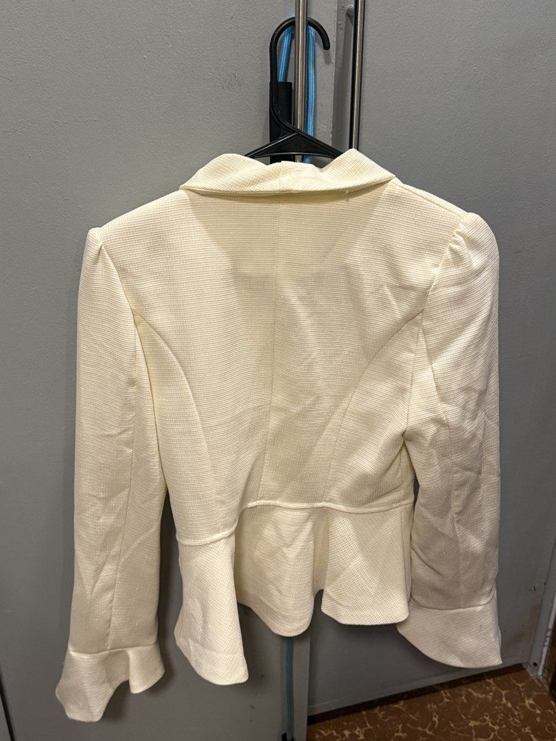 Yi wang qing shen White Peplum Blazer (Category: Coats, Jackets and Outerwear) located in Valenzuela. Submitted by declutterbychi (Listing ID 1462743628, Image 2). Description: - White peplum blazer - bought it on china pasabuys - s -semi med frame - never been used loc: valenzuela city rfs: need space sa closet.
