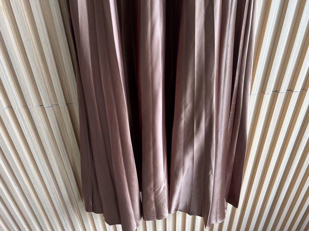 Zara (Category: Skirts) located in Lipa City. Submitted by thyra06 (Listing ID 1462705332, Image 3). Description: Zara platef maxi skirt good as new small on tag can fit up to 25/29 waist (garter waist).
