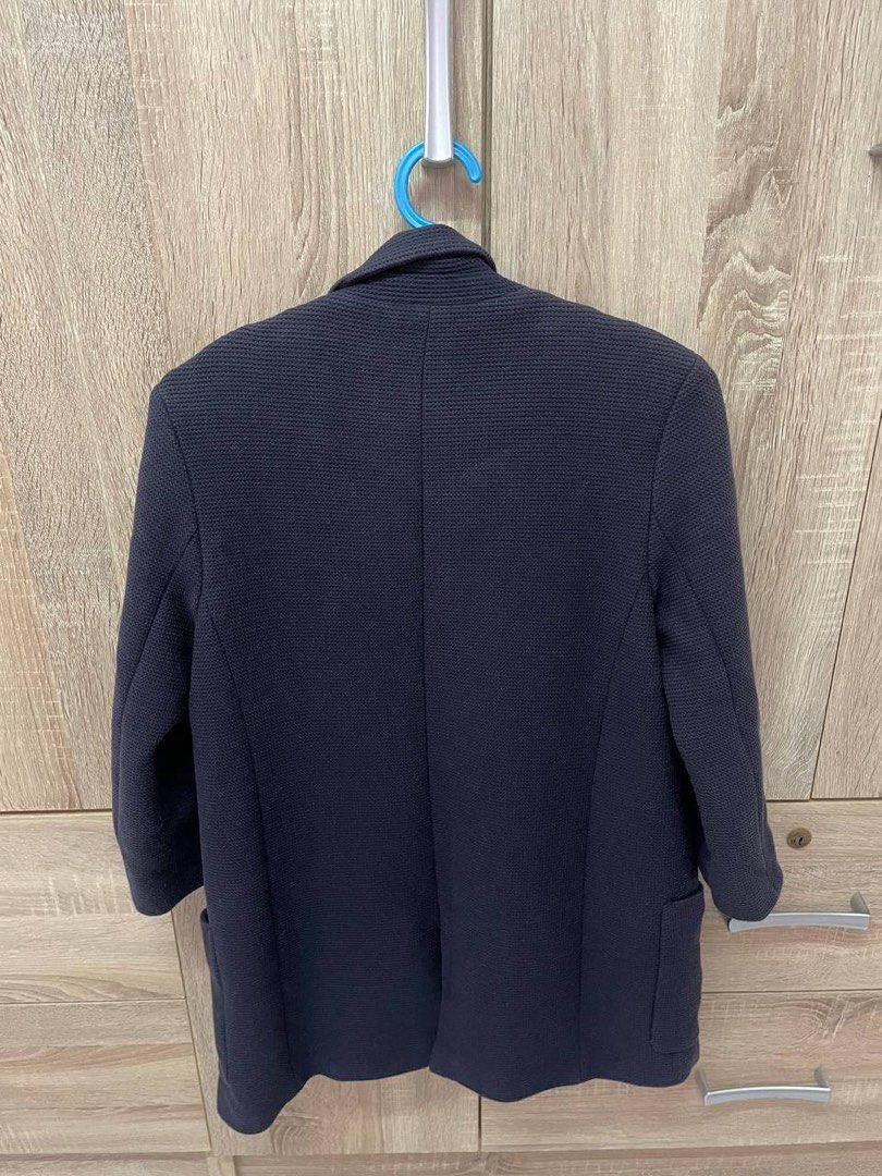 Zara Basic blazer (Category: Coats, Jackets and Outerwear) located in Singapore. Submitted by elongmask (Listing ID 1462688307, Image 2). Description: Navy blue blazer from Zara Basic. It has 3/4 sleeves and two front pockets. The material has a textured finish. Great for layering over tops or dresses. Easy to style for casual or smart occasions. By mailing only Topup $2.2.