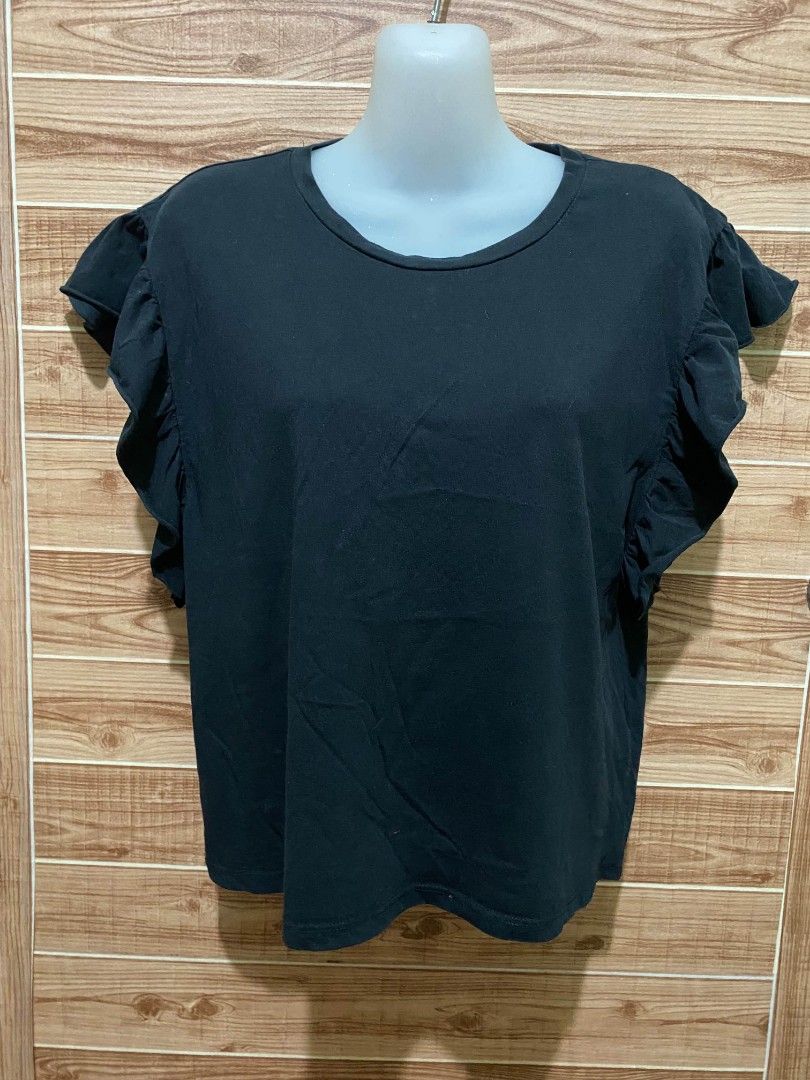 Zara Black Ruffle Sleeve Top (Category: Others Tops) located in Binan City. Submitted by katespanie (Listing ID 1462793440, Image 1). Description: Pre-loved Zara ruffle top. Maayos pa naman at pwedeng-pwede pang-gala, pero may kaunting normal signs of washing at light fading na sa kulay black nito dahil nagamit na rin nang ilang beses. Walang butas o malaking mantsa, pero bawal po sa maselan o maarte..
