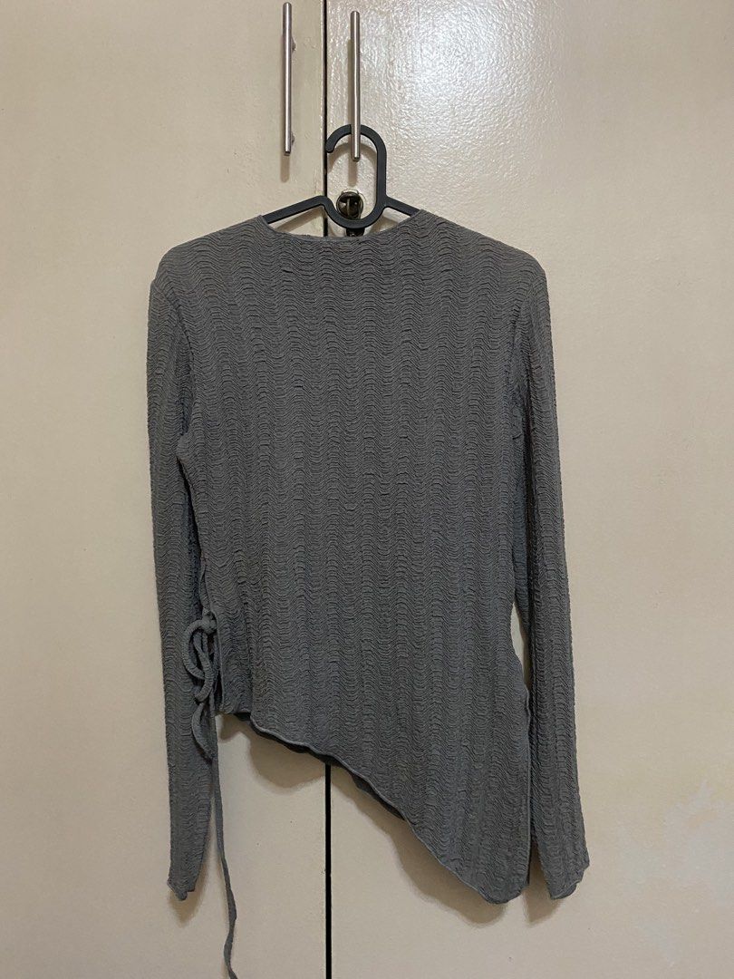 ZARA Grey Textured Long Sleeve Top (Category: Blouses) located in Paranaque City. Submitted by rierie002 (Listing ID 1462785009, Image 1). Description: .