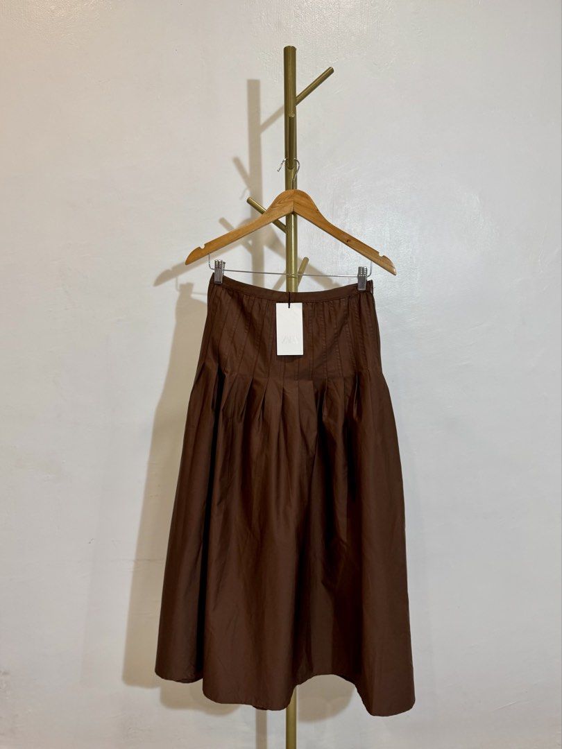 Zara Midi Pleated Skirt (Category: Skirts) located in Quezon City. Submitted by shopper_xoxo (Listing ID 1462853312, Image 2). Description: Brand new with tag 😊 📦 From Zara Japan 🚚 On hand and ready to ship MOP: GCash and BPI Shipping starts at ₱65 only ✨ .