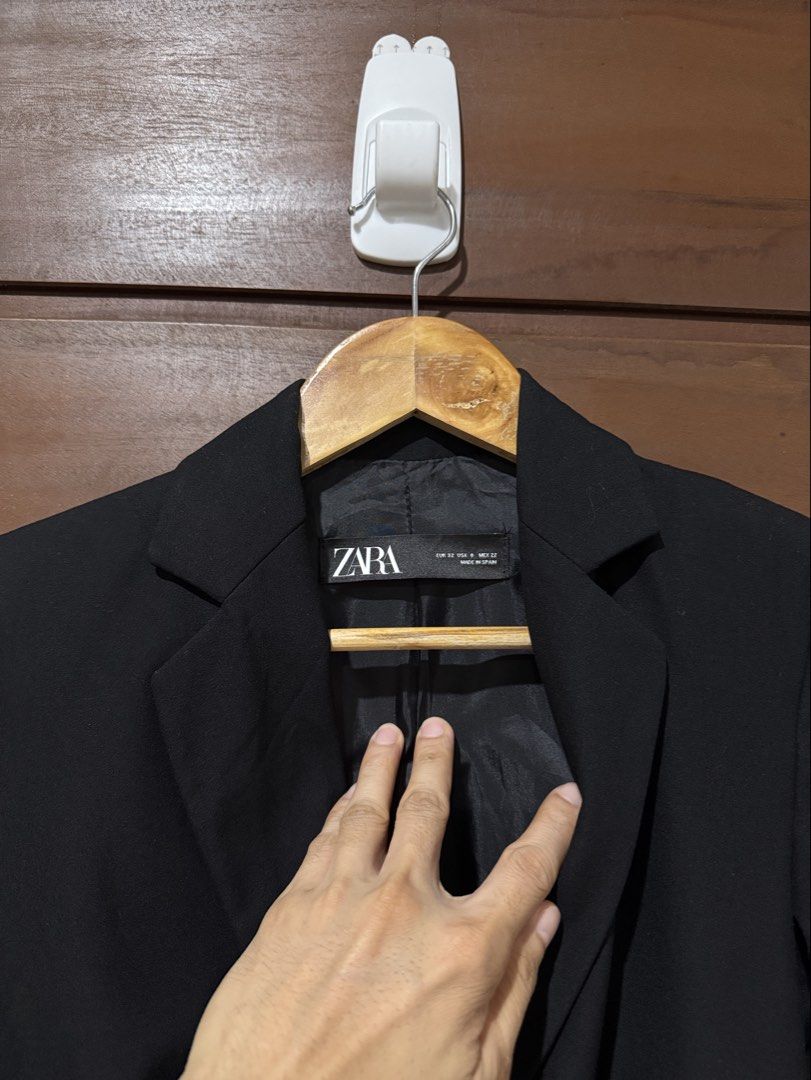 Zara Slim Fit Blazer Coat Black (Category: Coats, Jackets and Outerwear) located in Digos. Submitted by appareall (Listing ID 1462700852, Image 3). Description: C4-665 Approximate measurement (taken flat in inches) Size on tag: eur 32, Mex 22 Width (pit to pit): 15 Length: 24 Shoulder: 14 Sleeve length: 24 .