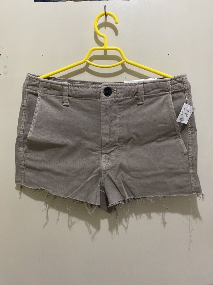ZARA The Raw Hem Short Size S (Category: Shorts) located in Pasig City. Submitted by alaineeeee (Listing ID 1462771957, Image 1). Description: - Brand: Zara - Style: Shorts - Color: Light brown/taupe - Size: S - Features: Raw hem detail - Origin: Made in Turkey - Occasion: Perfect for casual wear.