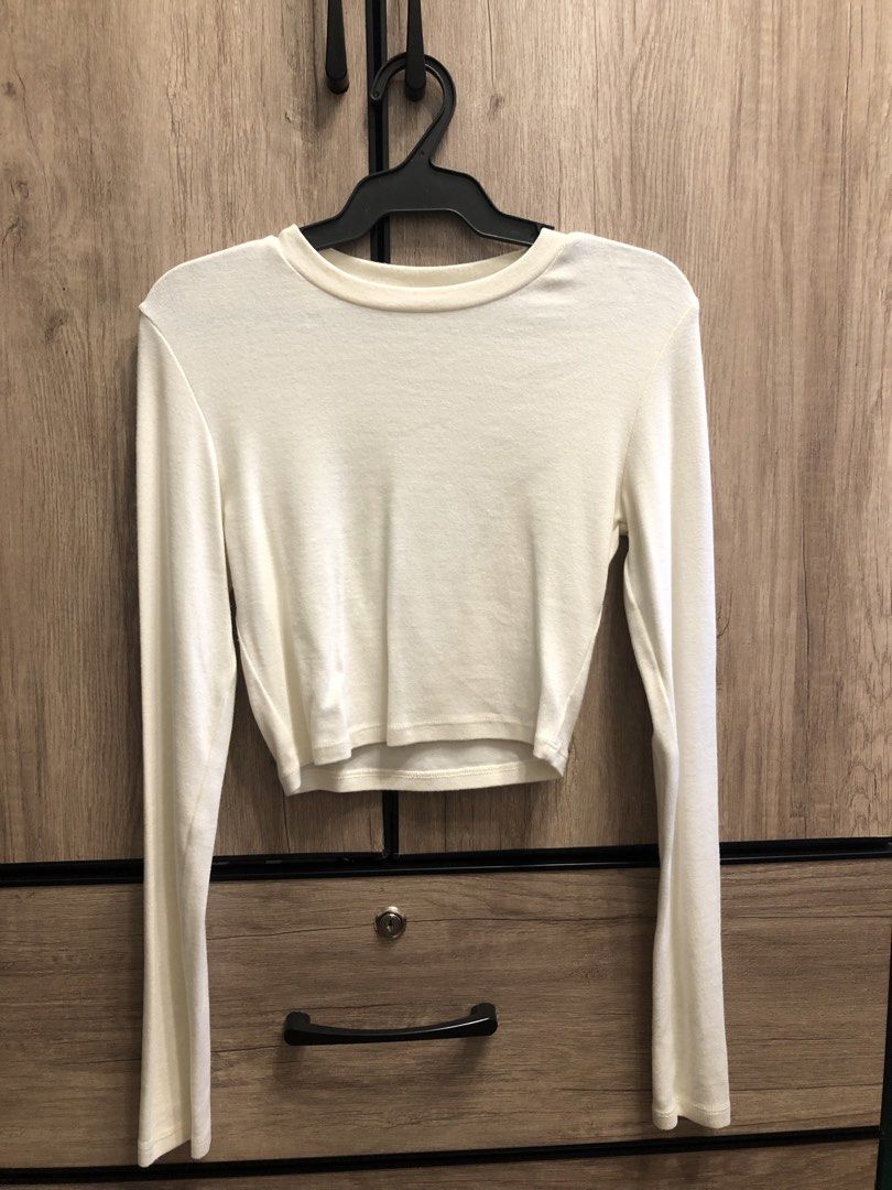 Zara Cream Long Sleeve Crop Top (Category: Longsleeves) located in Makati City. Submitted by magwayr19 (Listing ID 1462788663, Image 1). Description: - Basic white long sleeve crop top from Zara - Classic crew neck design .